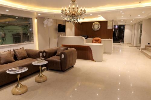 hotel boss in opposite new delhi station