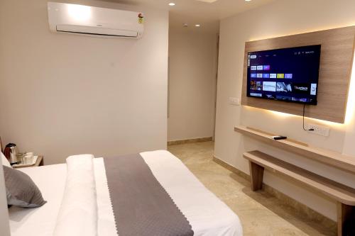hotel boss in opposite new delhi station