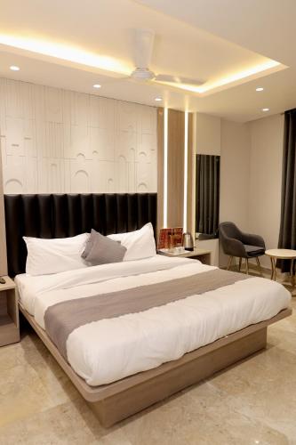 hotel boss in opposite new delhi station