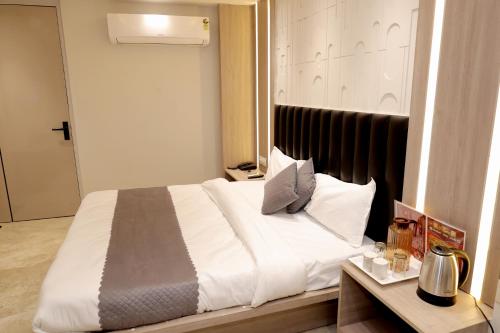 hotel boss in opposite new delhi station