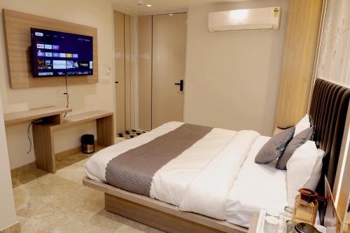 hotel boss in opposite new delhi station