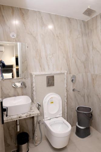 hotel boss in opposite new delhi station
