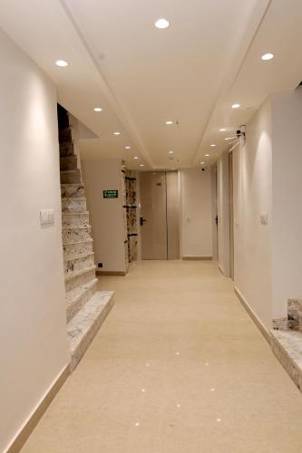 hotel boss in opposite new delhi station