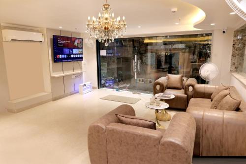 hotel boss in opposite new delhi station