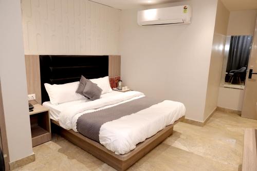 hotel boss in opposite new delhi station
