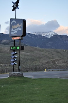 yellowstone village inn and suites
