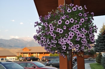 yellowstone village inn and suites
