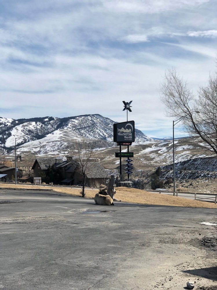 yellowstone village inn and suites