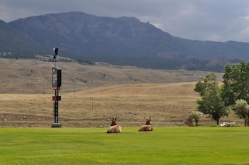 yellowstone village inn and suites