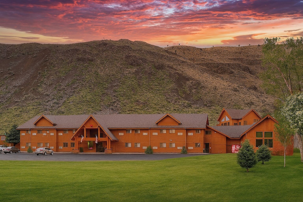 yellowstone village inn and suites
