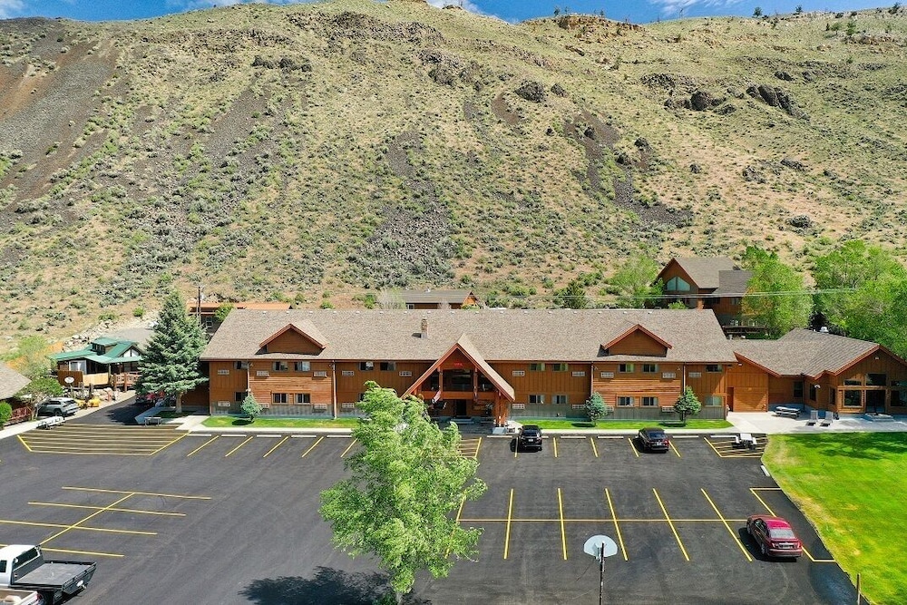 yellowstone village inn and suites