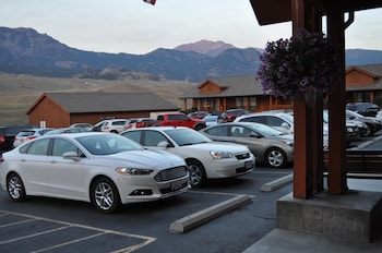 yellowstone village inn and suites