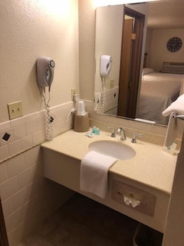 yellowstone village inn and suites