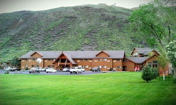 yellowstone village inn and suites