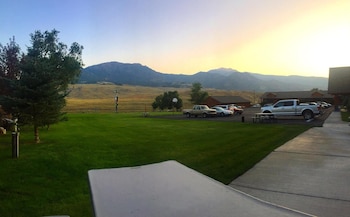 yellowstone village inn and suites