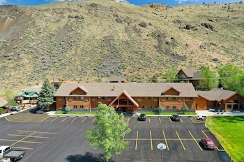 yellowstone village inn and suites