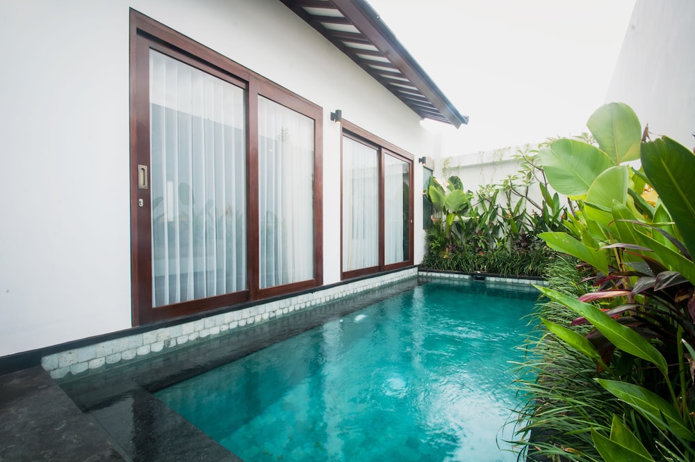 anari villas kuta