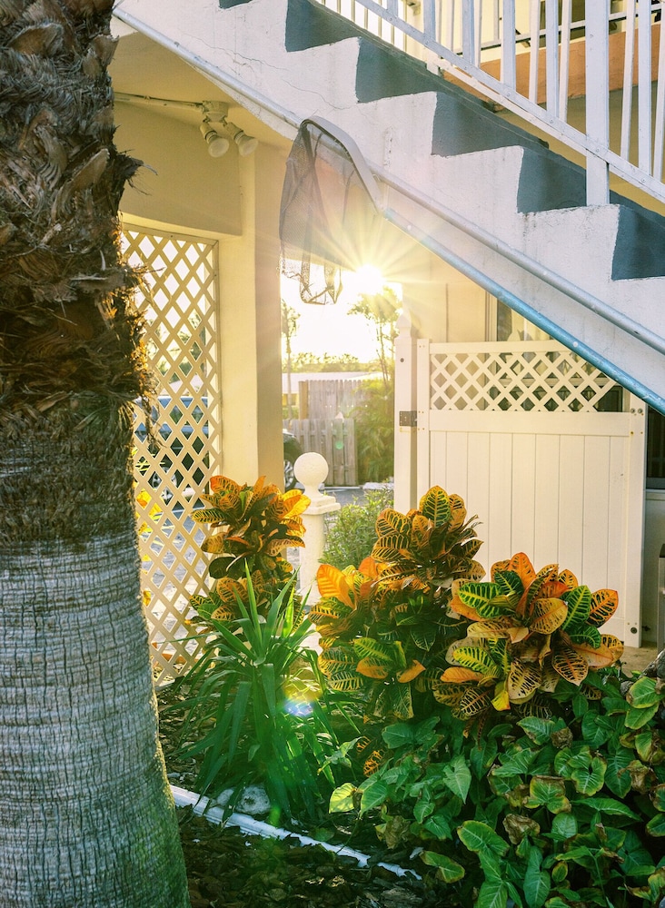 beachside gardens apartments by lowkl