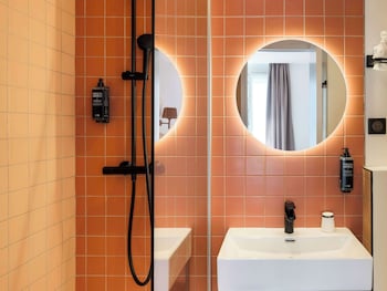 ibis styles paris cadet lafayette