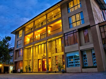oak ray regency hotel