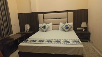 Jhilmil Jungle Resort,R7x6 7F7 Pathari Forest Range Uttarakhand,2 star