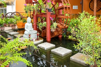 blossoming romduol boutique hostel