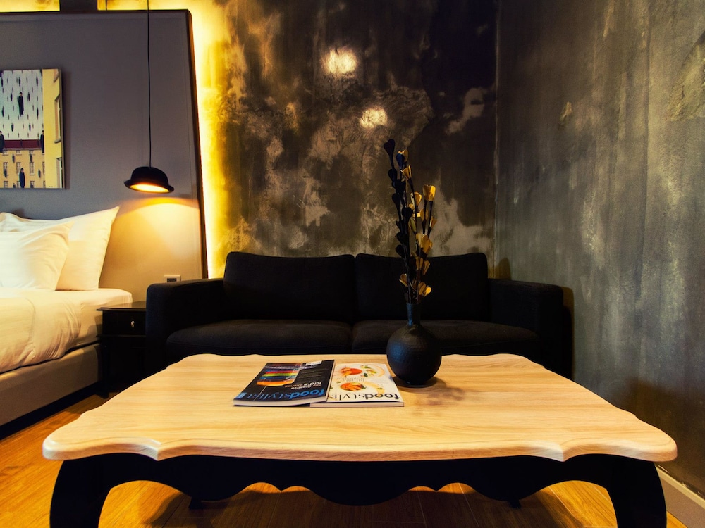 kroque boutique and bistro