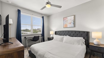 Modern 1Br King Suite Close To Downtown W Fast Wifi,East Riverside Drive 6107,2 star