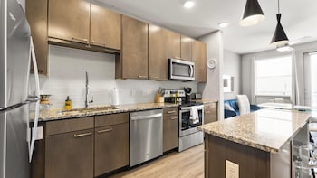Modern 1Br King Suite Close To Downtown W Fast Wifi,East Riverside Drive 6107,2 star