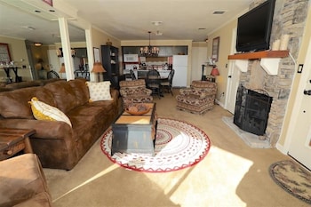 Seven Springs 1 Bedroom Premium Condo, Walking Distance To Slopes By Redawning,,3 star