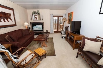 Cozy Seven Springs 1 Bedroom Deluxe Condo With Private Deck By Redawning - Save 10% On 3 Nights, 15% On 5 Nights!,2 Mountain Villas Drive,3 star