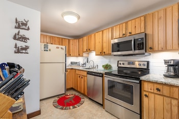 Cozy Seven Springs 1 Bedroom Deluxe Condo With Private Deck By Redawning - Save 10% On 3 Nights, 15% On 5 Nights!,2 Mountain Villas Drive,3 star
