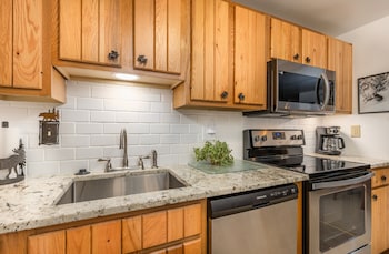 Cozy Seven Springs 1 Bedroom Deluxe Condo With Private Deck By Redawning - Save 10% On 3 Nights, 15% On 5 Nights!,2 Mountain Villas Drive,3 star