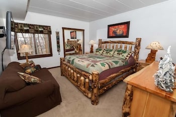 Cozy Seven Springs 1 Bedroom Deluxe Condo With Private Deck By Redawning - Save 10% On 3 Nights, 15% On 5 Nights!,2 Mountain Villas Drive,3 star