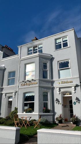 cul erg house and kitchen