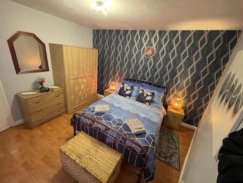 Impeccable 4-Bed Home Away From Home In Swindon,14 Lorne Street,4 star