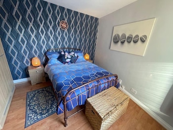 Impeccable 4-Bed Home Away From Home In Swindon,14 Lorne Street,4 star