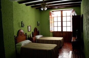 hotel hermanos macias