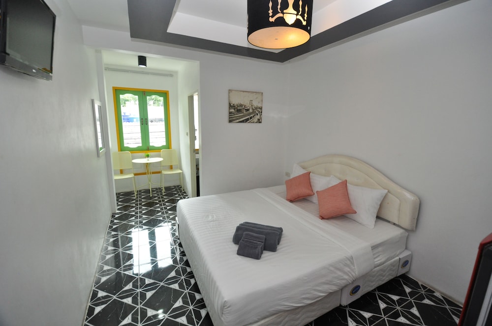 side walk boutique hotel