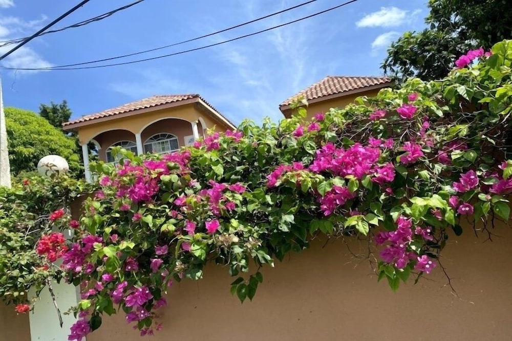 yanceylargo estate newly renovated 3 br villa w gorgeous mountain views 3 bedroom villa by redawning