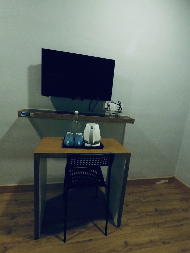 hotel ariana iskandar