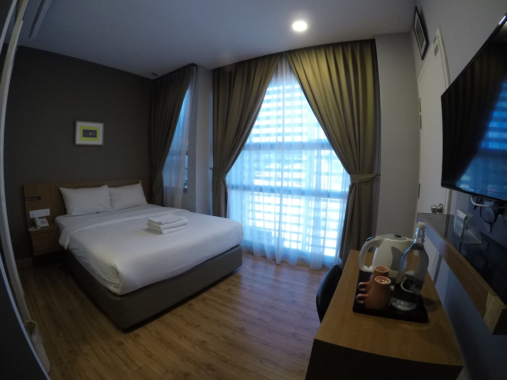 hotel ariana iskandar