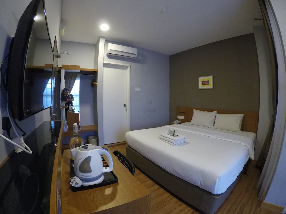hotel ariana iskandar