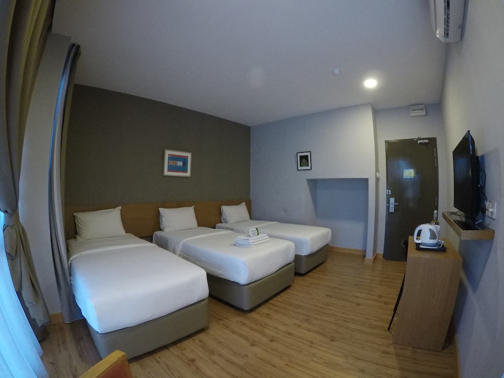 hotel ariana iskandar