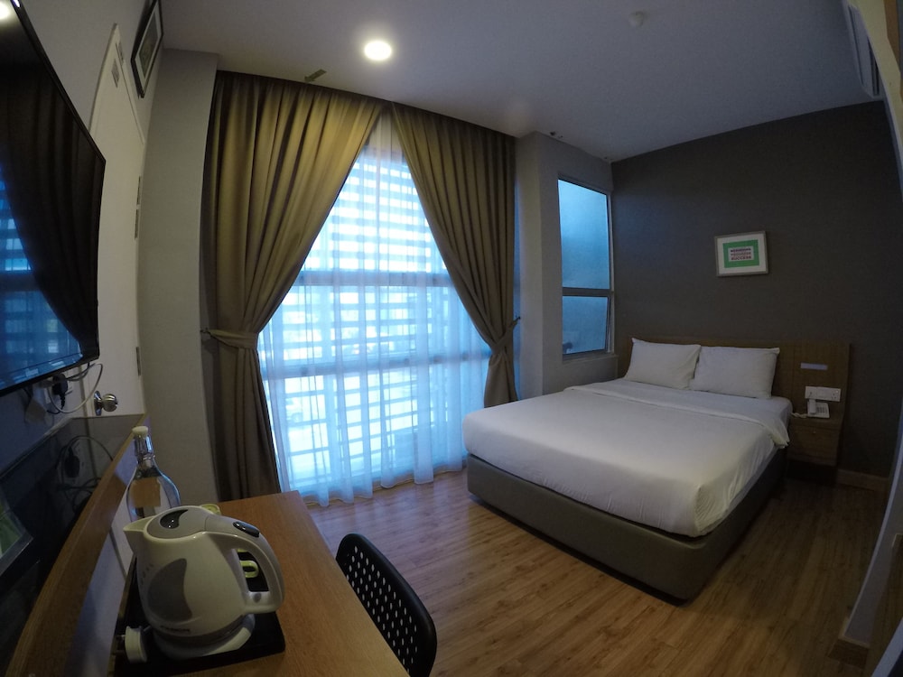 hotel ariana iskandar