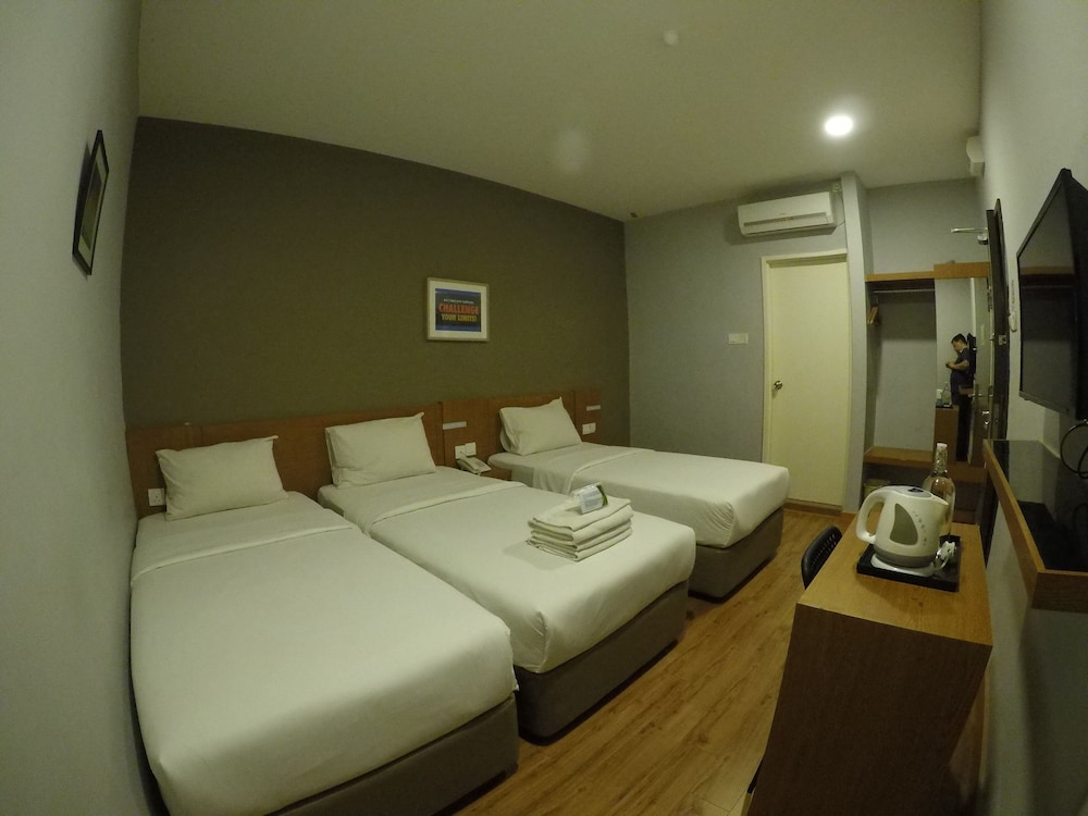 hotel ariana iskandar