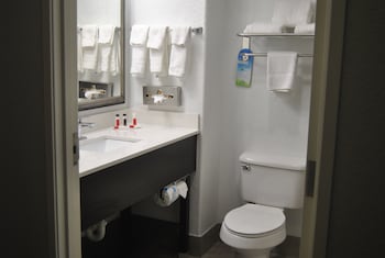 days inn and suites by wyndham san antonio near atandt