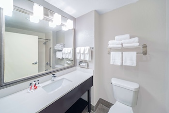 days inn and suites by wyndham san antonio near atandt