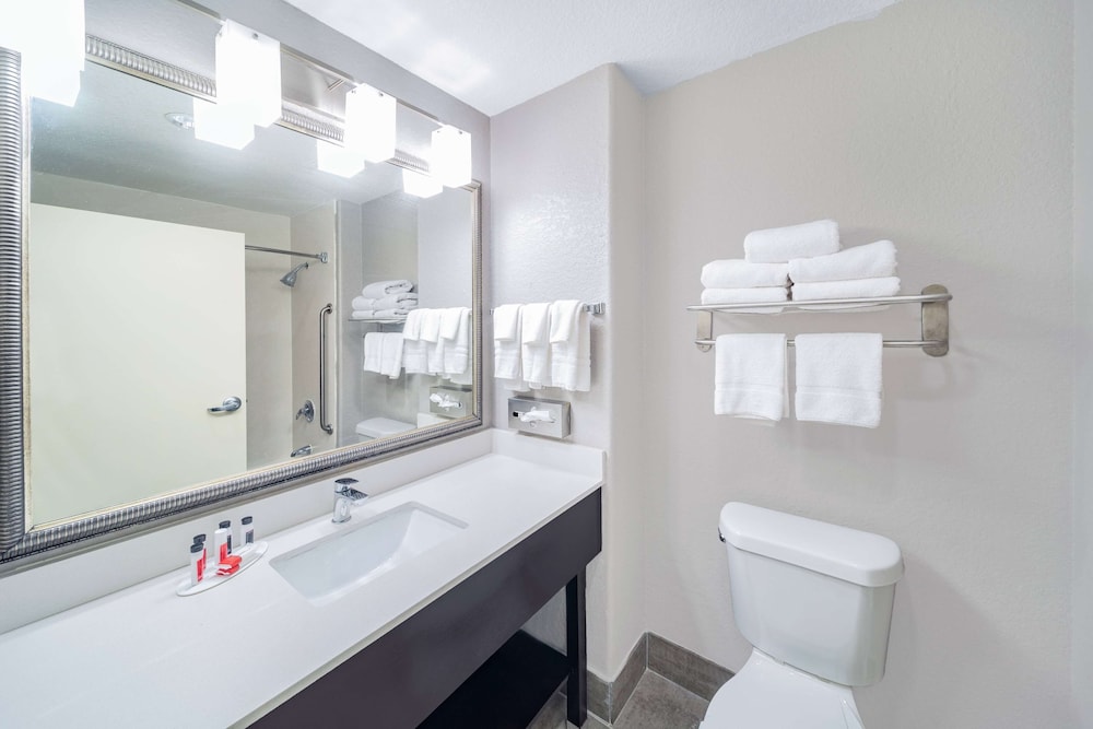 days inn and suites by wyndham san antonio near atandt