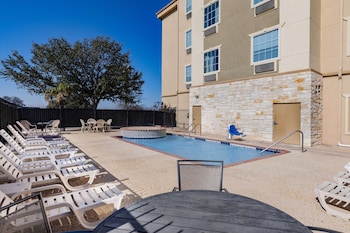 days inn and suites by wyndham san antonio near atandt